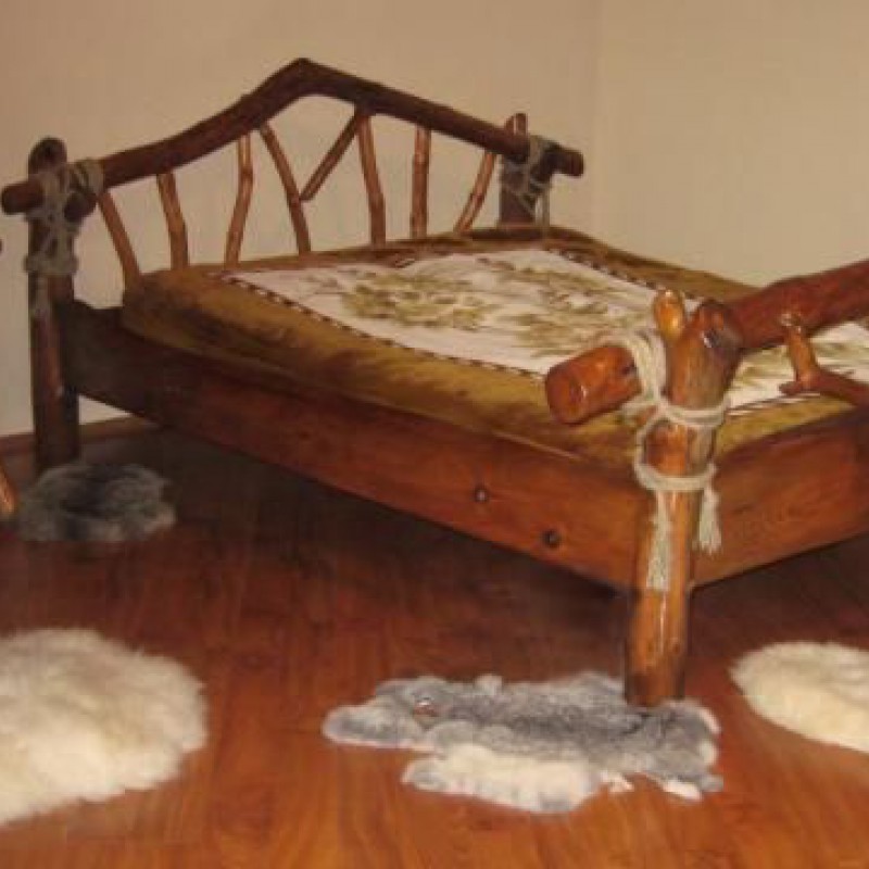 Кровати под старину из дерева